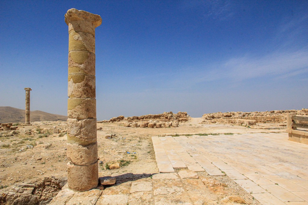 colonne in piedi e resti archeologici
