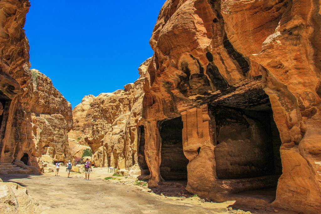 aperture nella roccia scavate dentro il canyon