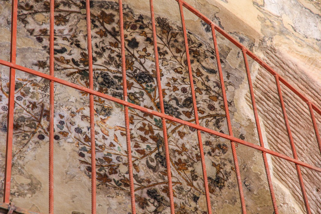 pitture nabatee conservate dietro una grata