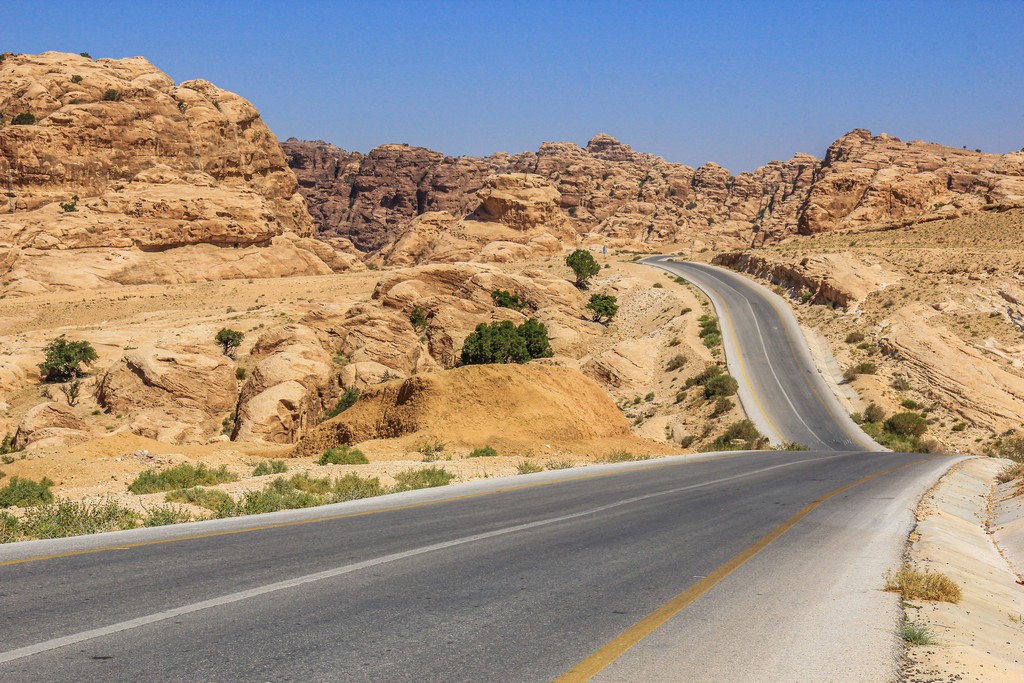 strada che serpeggia fra le rocce