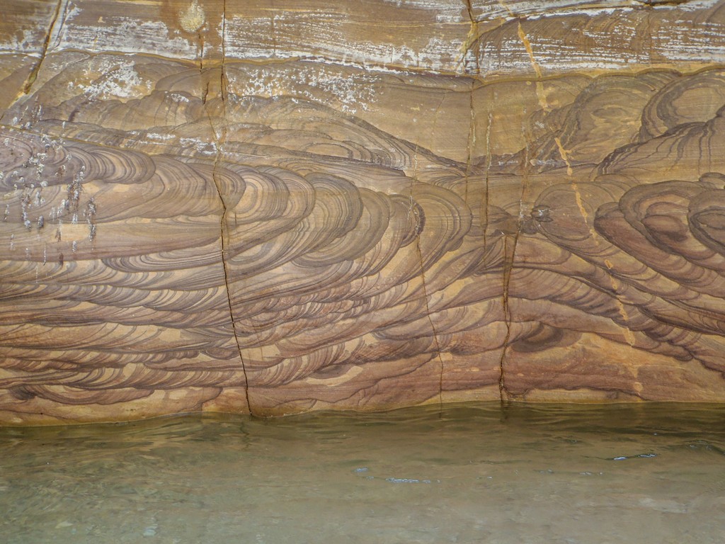 vista degli effetti di colore dell'acqua sulle rocce