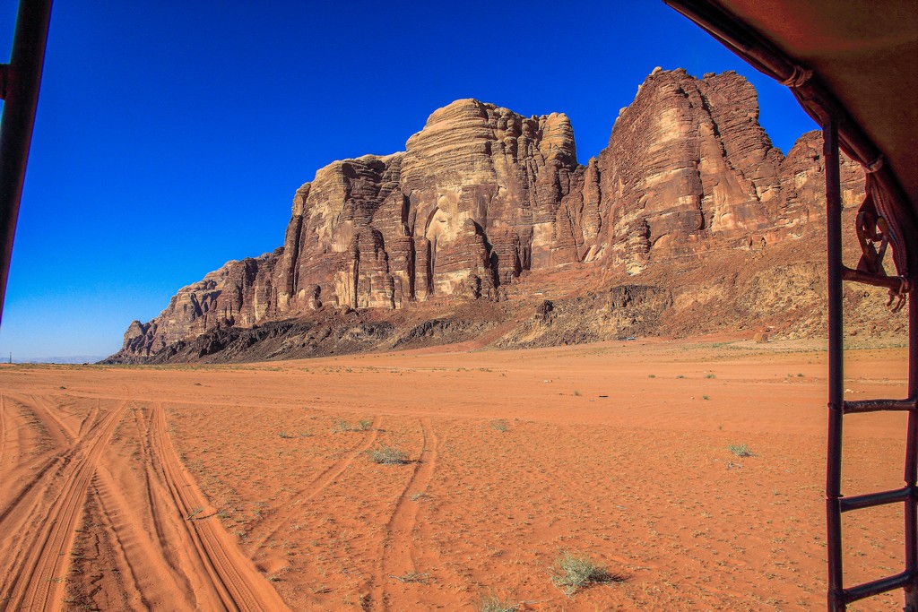 Guida al Wadi Rum sabbia rossa e colline rocciose del deserto giordano