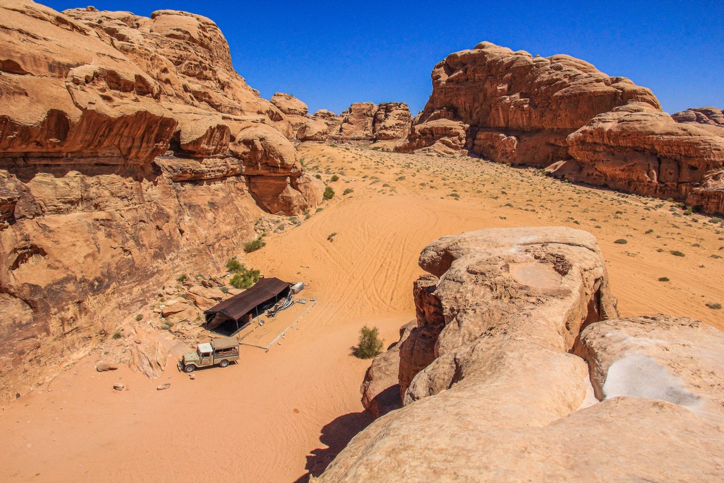 Guida al Wadi Rum sabbia rossa e colline rocciose del deserto giordano