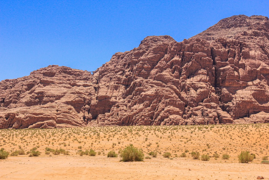 sabbia rossa e colline rocciose del deserto giordano