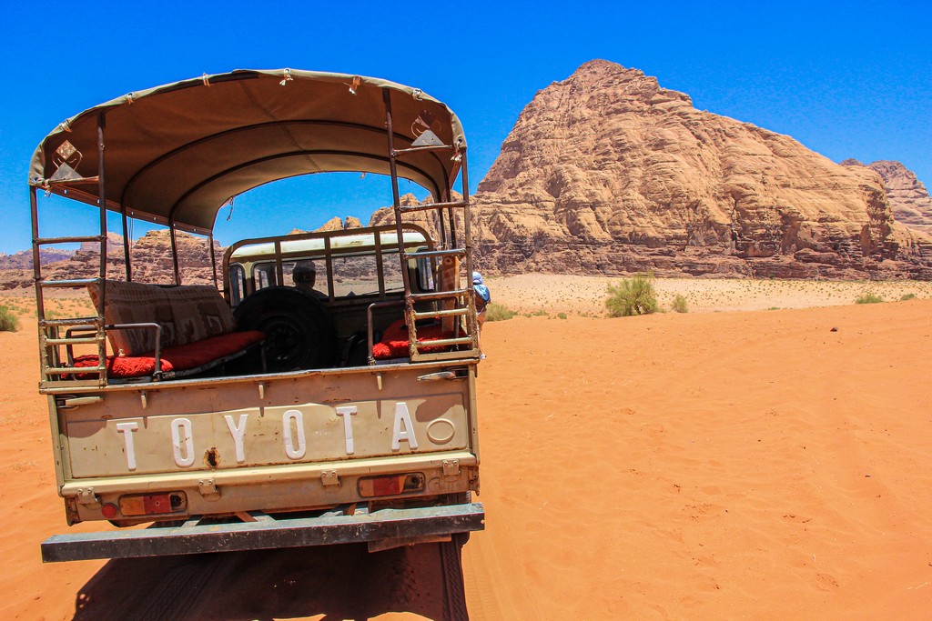 sabbia rossa e colline rocciose del deserto giordano e jeep