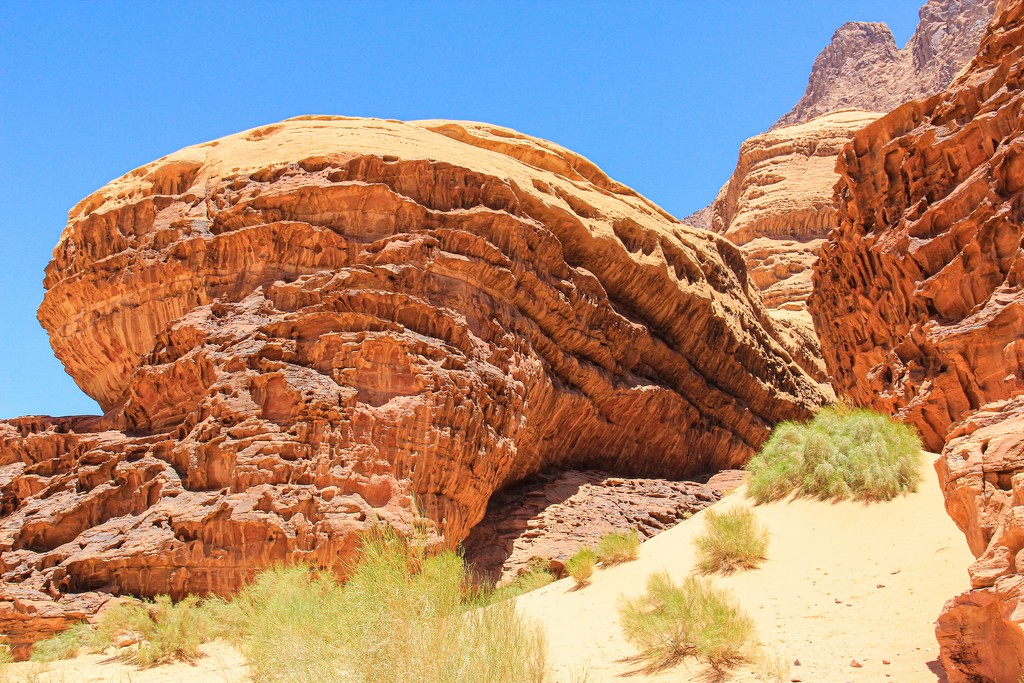 sabbia rossa e colline rocciose del deserto giordano