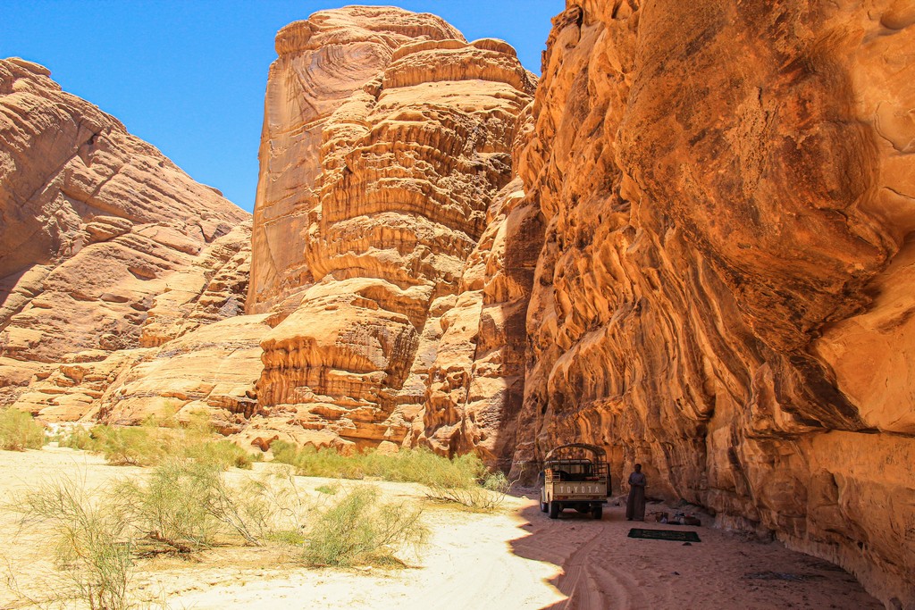 sabbia rossa e colline rocciose del deserto giordano