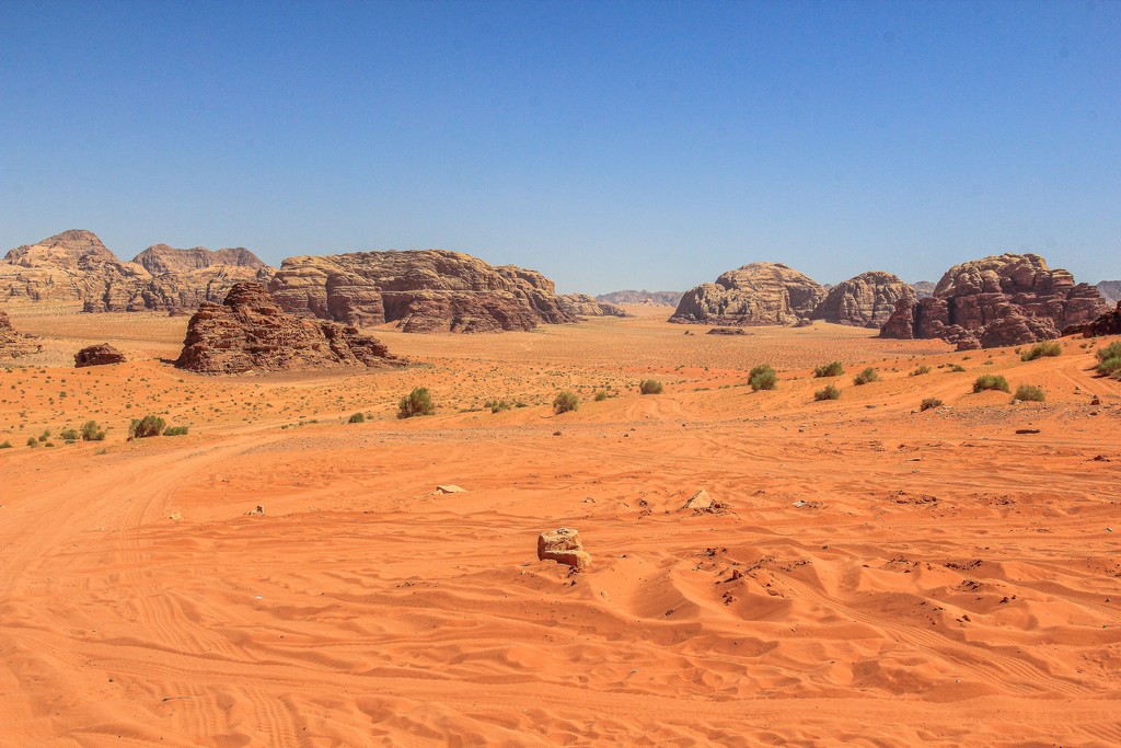 Guida al Wadi Rum sabbia rossa e colline rocciose del deserto giordano