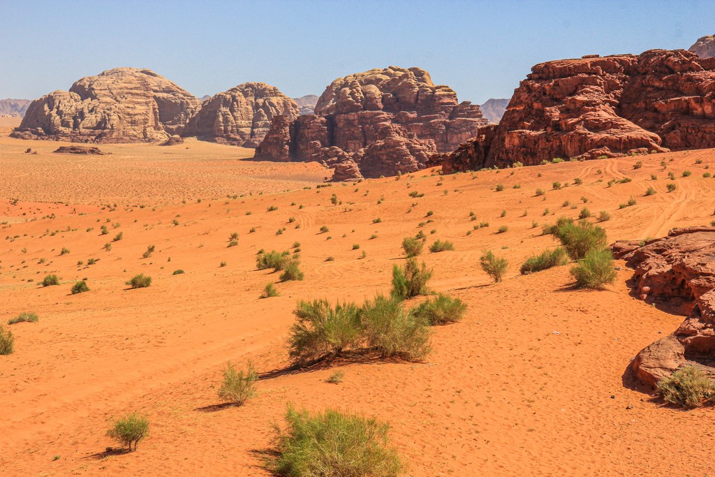 sabbia rossa e colline rocciose del deserto giordano