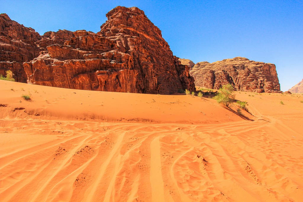 Guida al Wadi Rum sabbia rossa e colline rocciose del deserto giordano