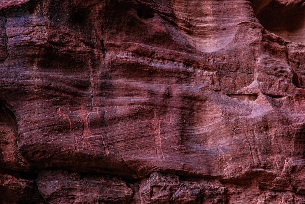 petroglifi in un canyon