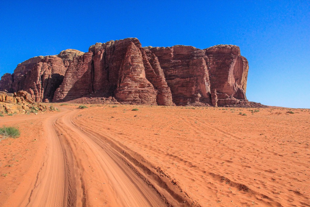 Guida al Wadi Rum sabbia rossa e colline rocciose del deserto giordano