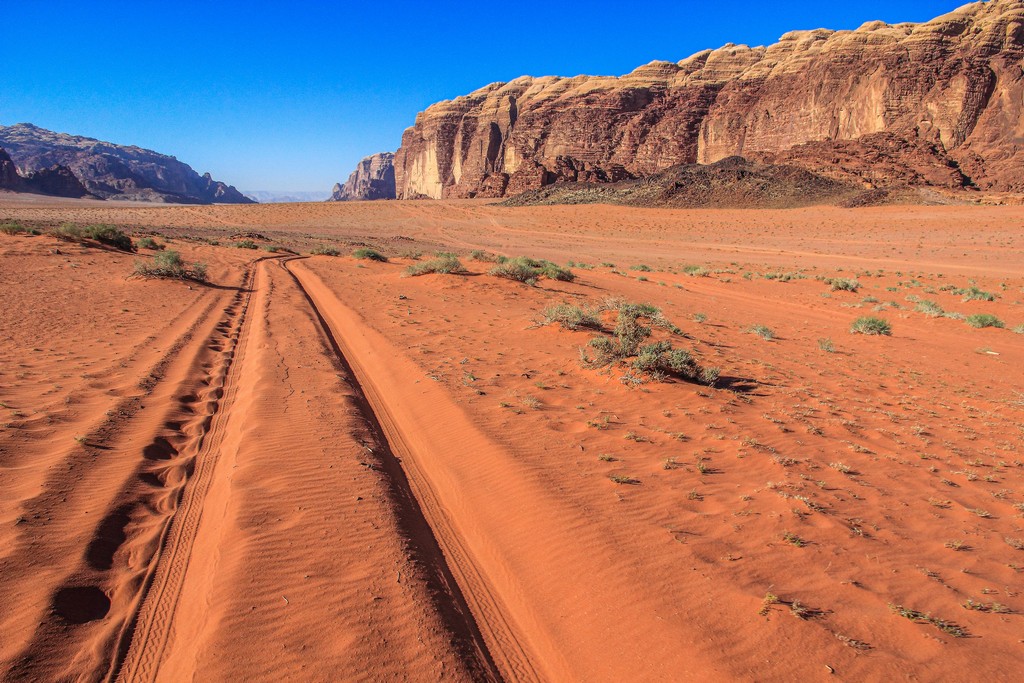 sabbia rossa e colline rocciose del deserto giordano e traccia