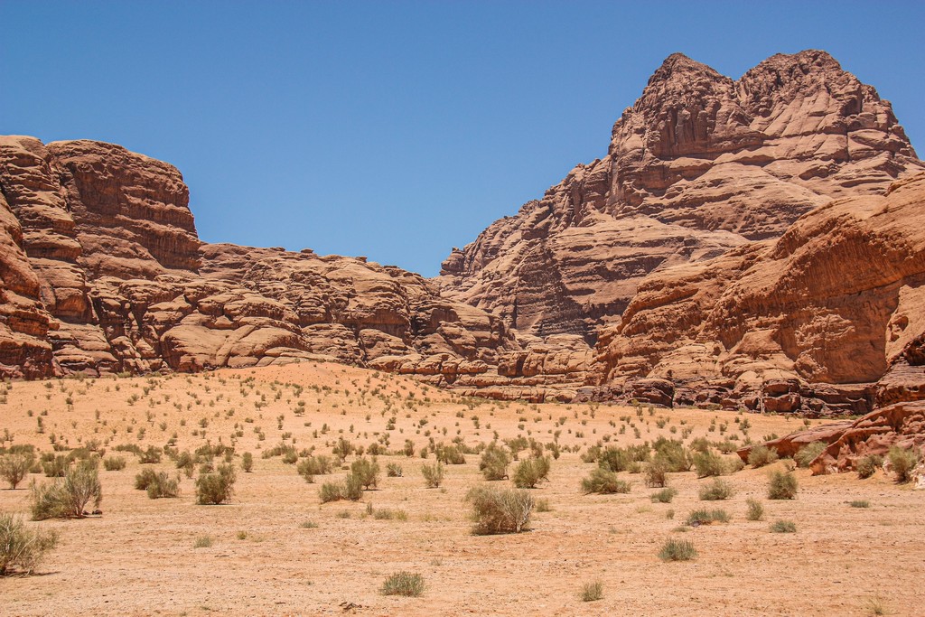 Guida al Wadi Rum sabbia rossa e colline rocciose del deserto giordano