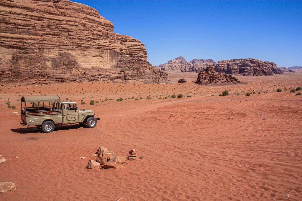 sabbia rossa e colline rocciose del deserto giordano con jeep