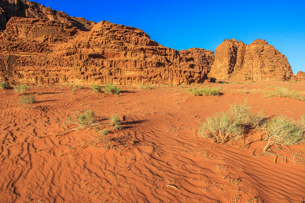 sabbia rossa e colline rocciose del deserto giordano