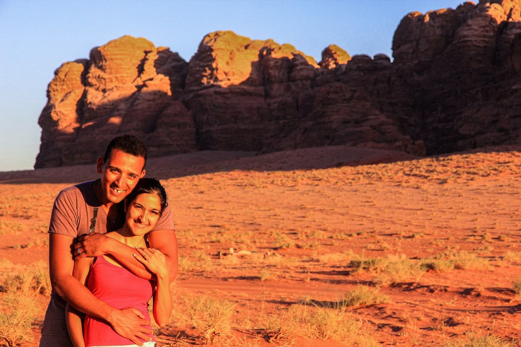 sabbia rossa e colline rocciose del deserto giordano e coppia