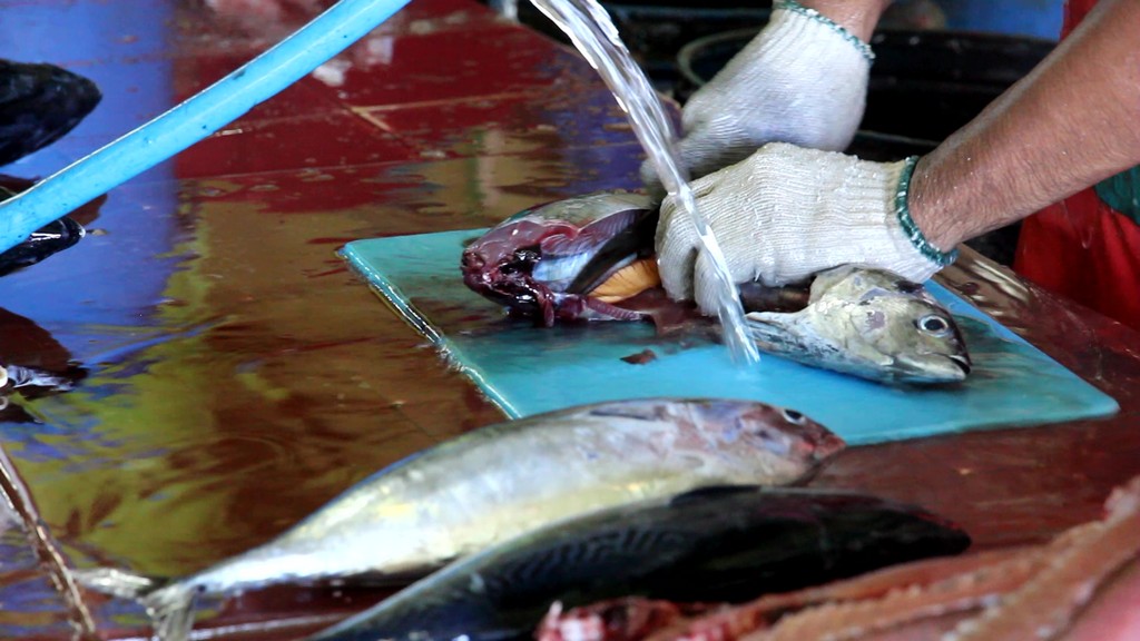 pulizia del pesce al mercato del pesce di male