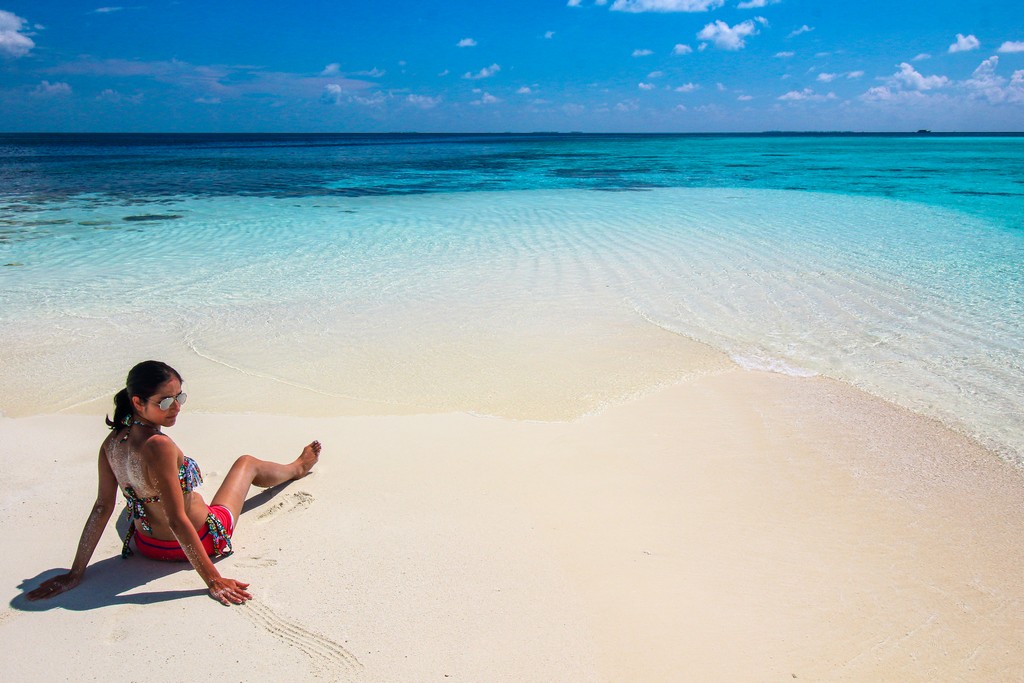 donna su sandbank spiaggia bianca e laguna azzurra