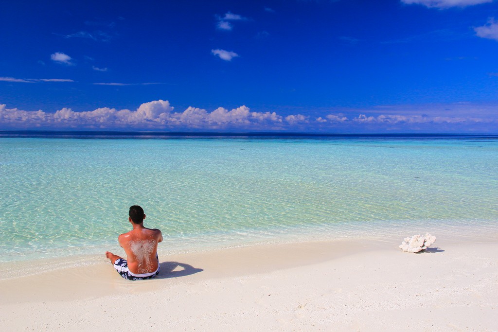uomo su sandbank spiaggia bianca e laguna azzurra