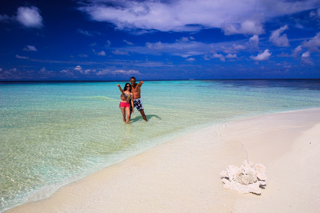 coppia su sandbank spiaggia bianca e laguna azzurra