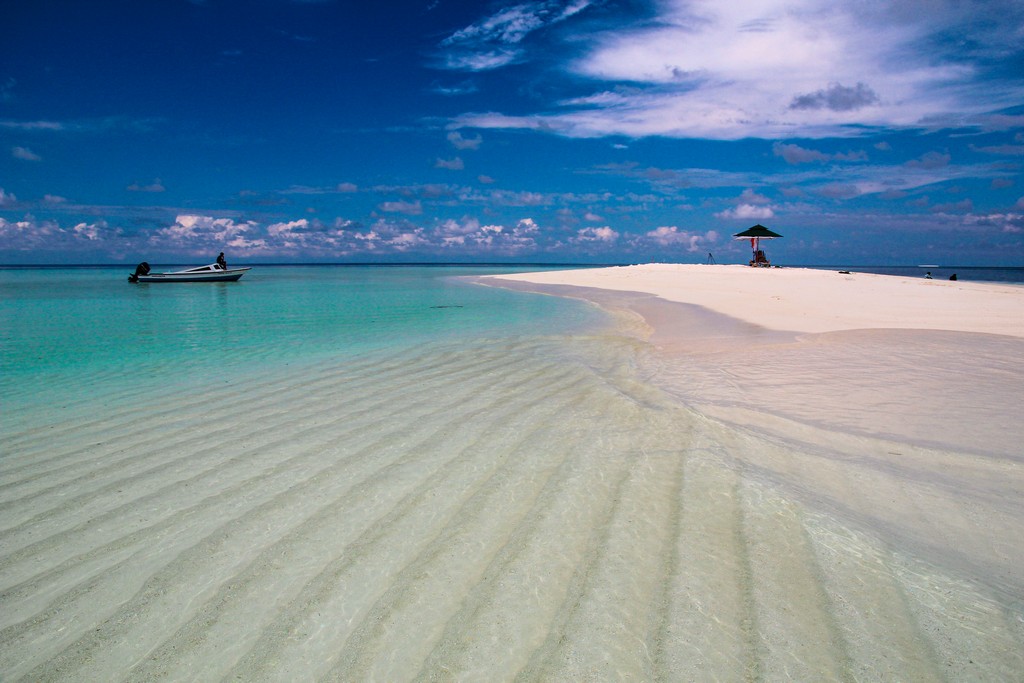 Gulhi Maldive fai da te donna su sandbank spiaggia bianca e laguna azzurra