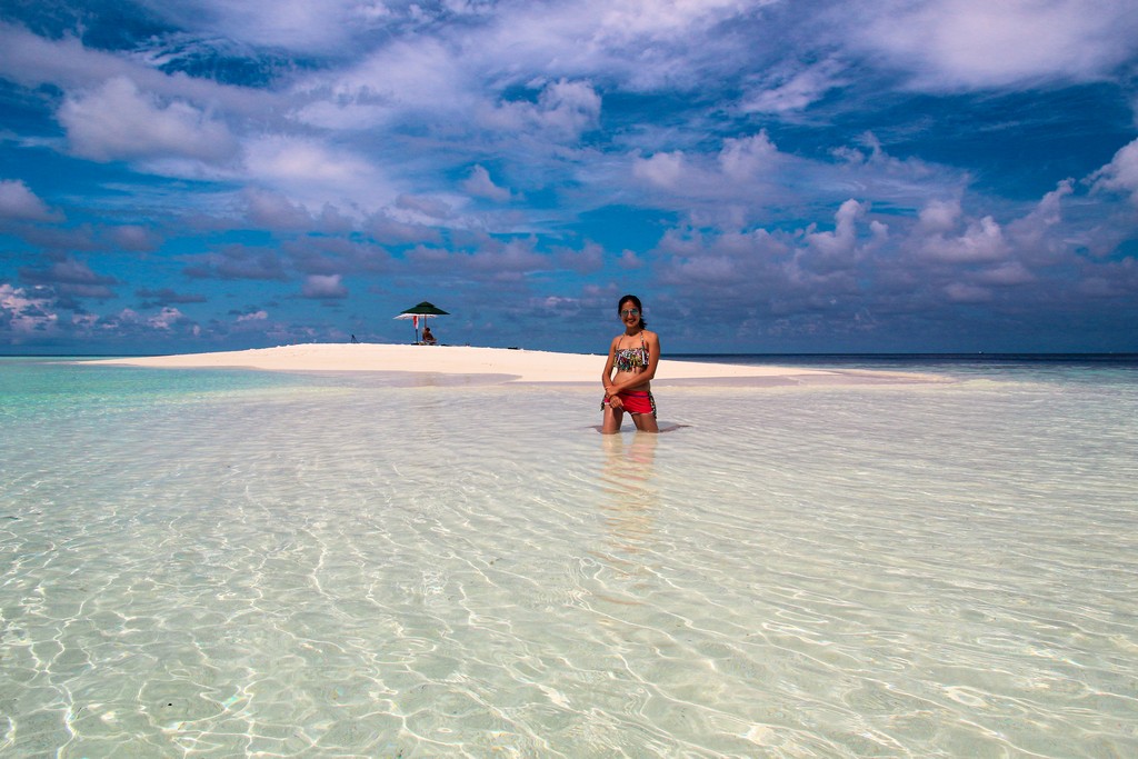 donna su sandbank spiaggia bianca e laguna azzurra