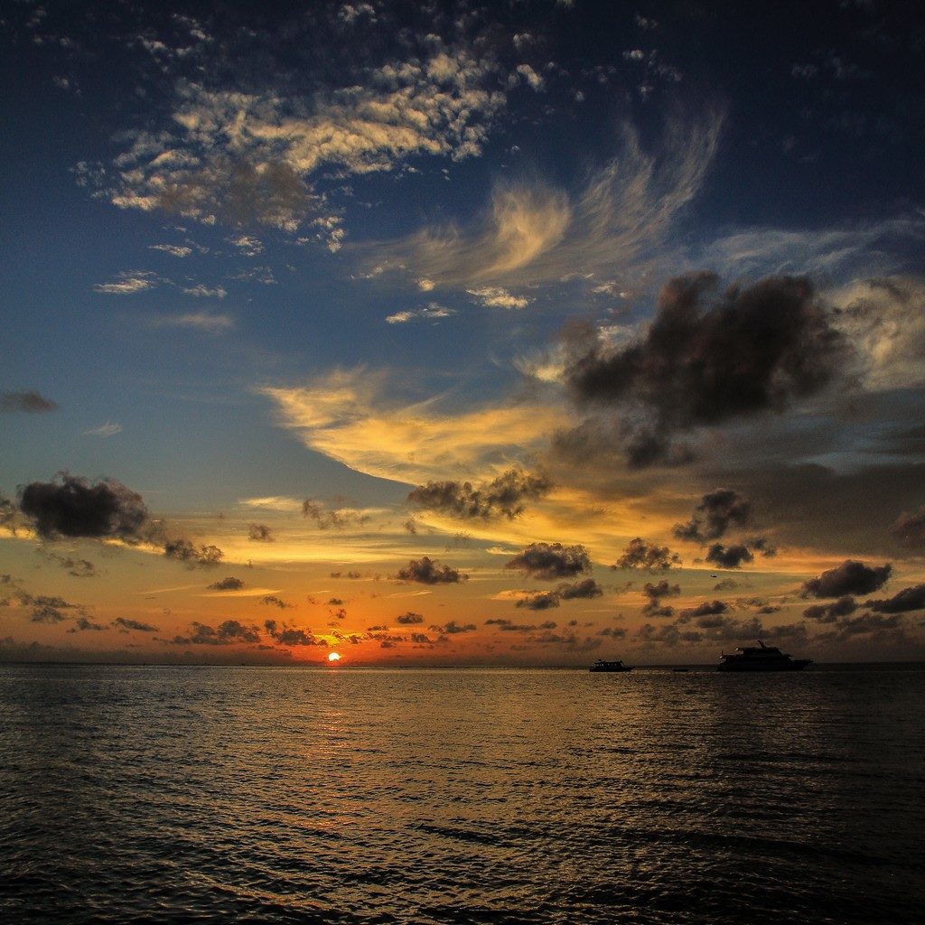 Gulhi Maldive fai da te tramonto sul mare