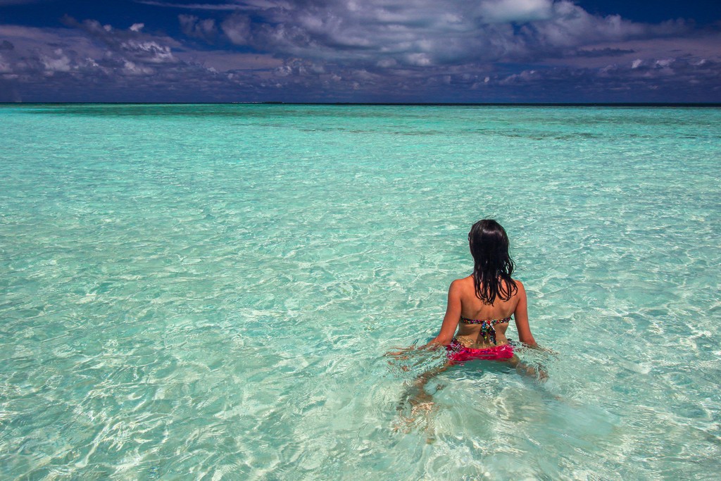Organizzare Maldive fai da te donna in laguna azzurra