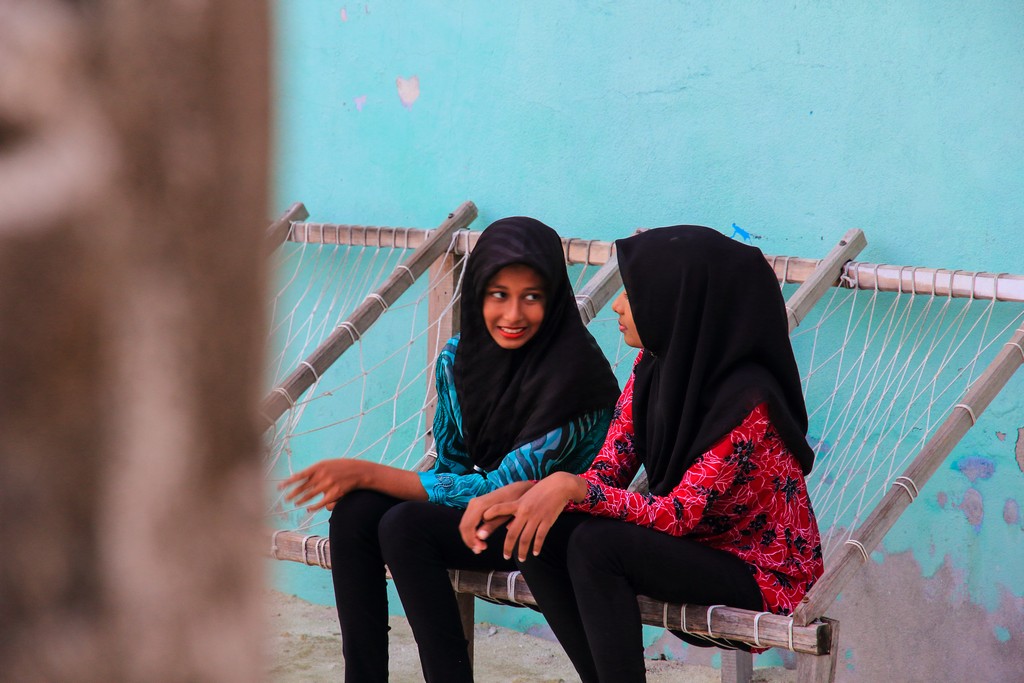 Organizzare Maldive fai da te ragazzine con velo parlano fra loro