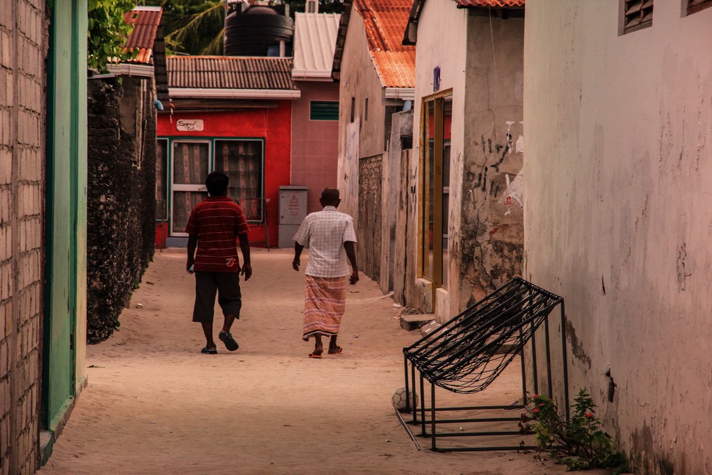 Gulhi Maldive fai da te passanti nelle stradine dell'isola