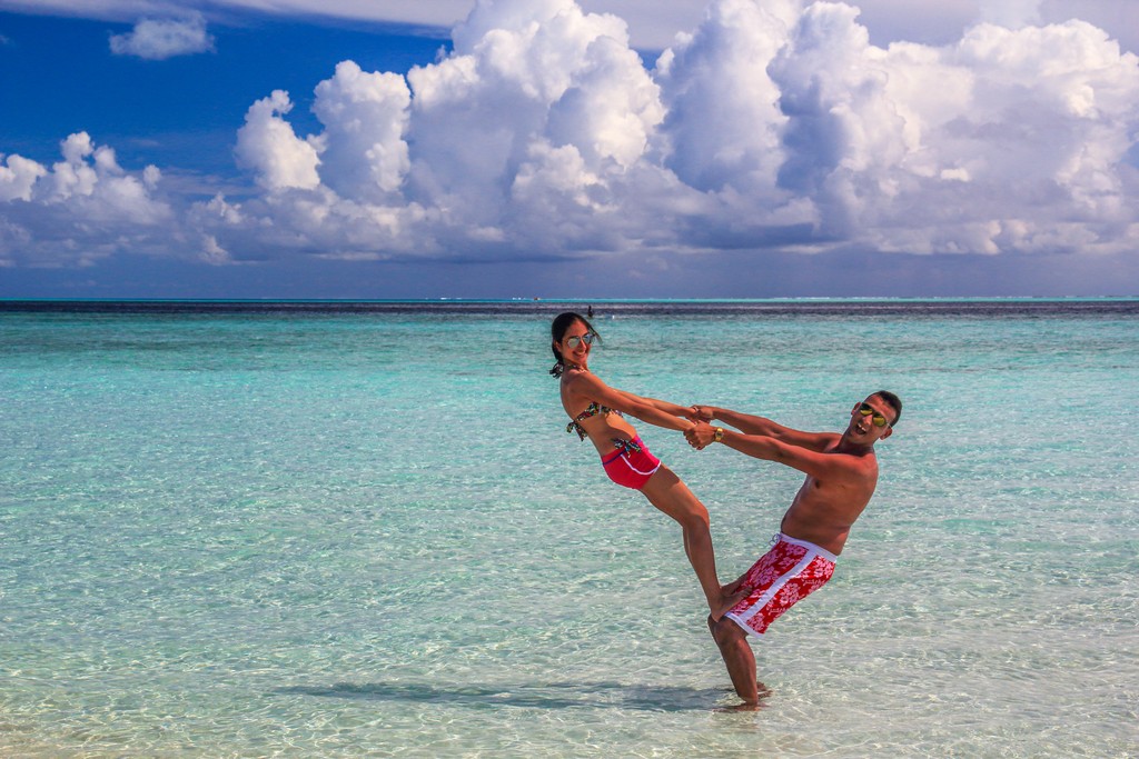 Organizzare Maldive fai da te coppia nella laguna azzurra