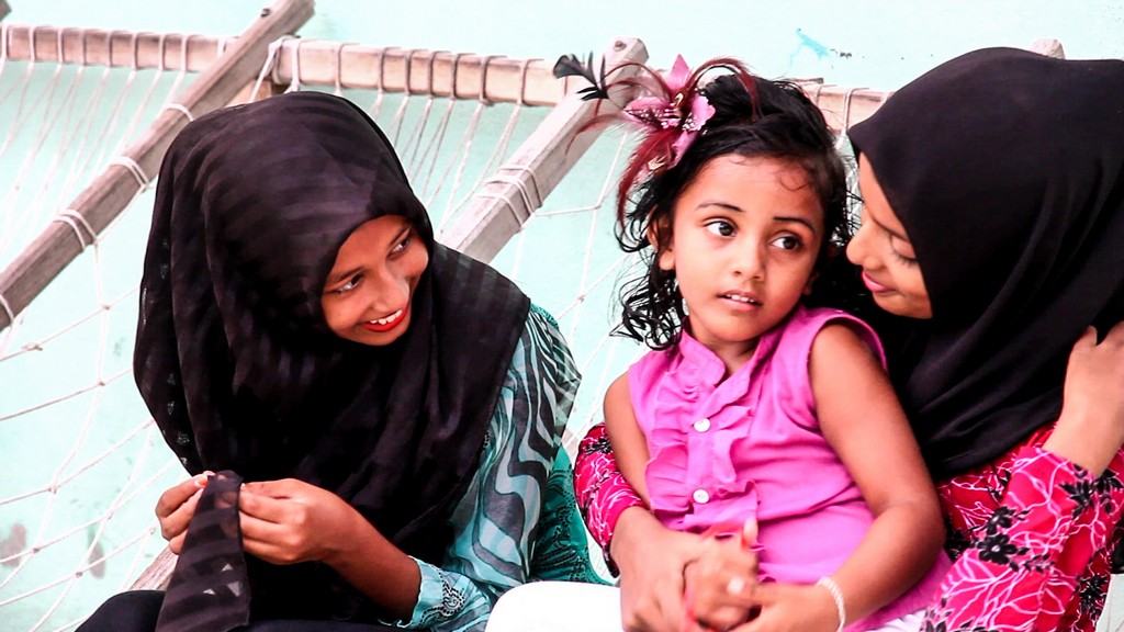 Gulhi Maldive fai da te ragazzine con velo islamico sorridono fra loro