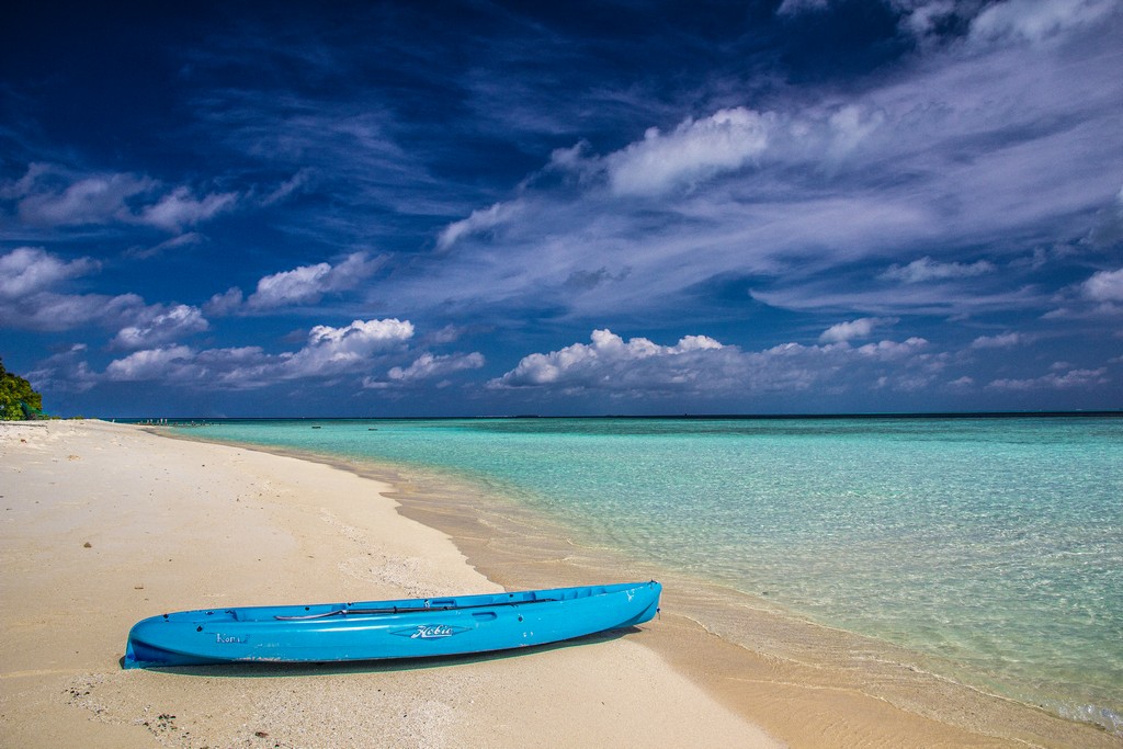 Organizzare Maldive fai da te spiaggia bianca e laguna azzurra con kayak blu