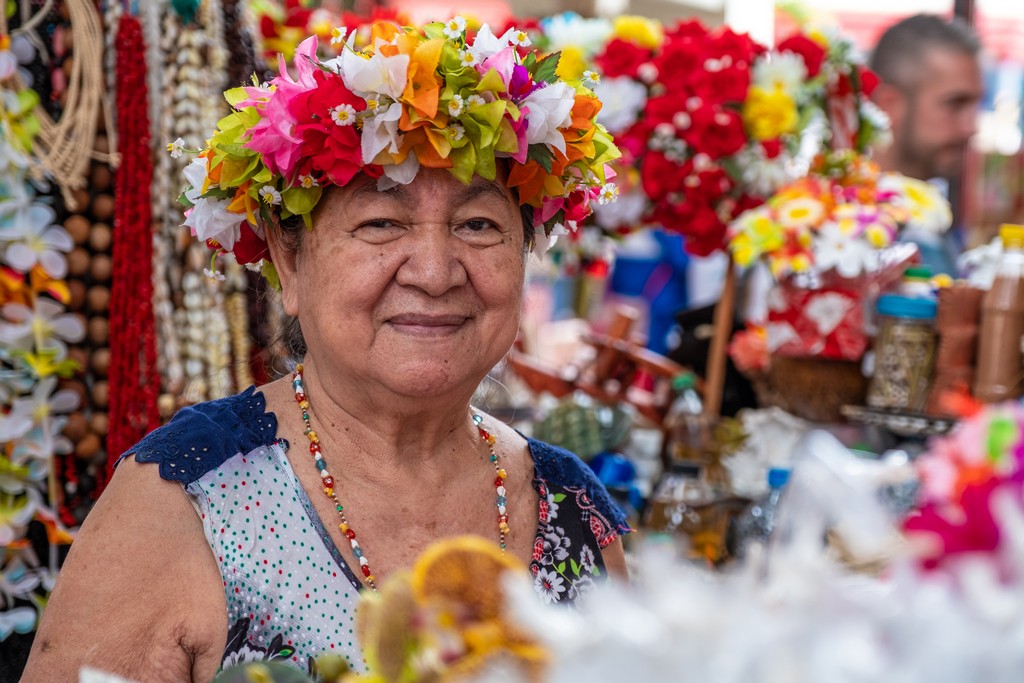 signora con corona di fiori al mercato di papeete