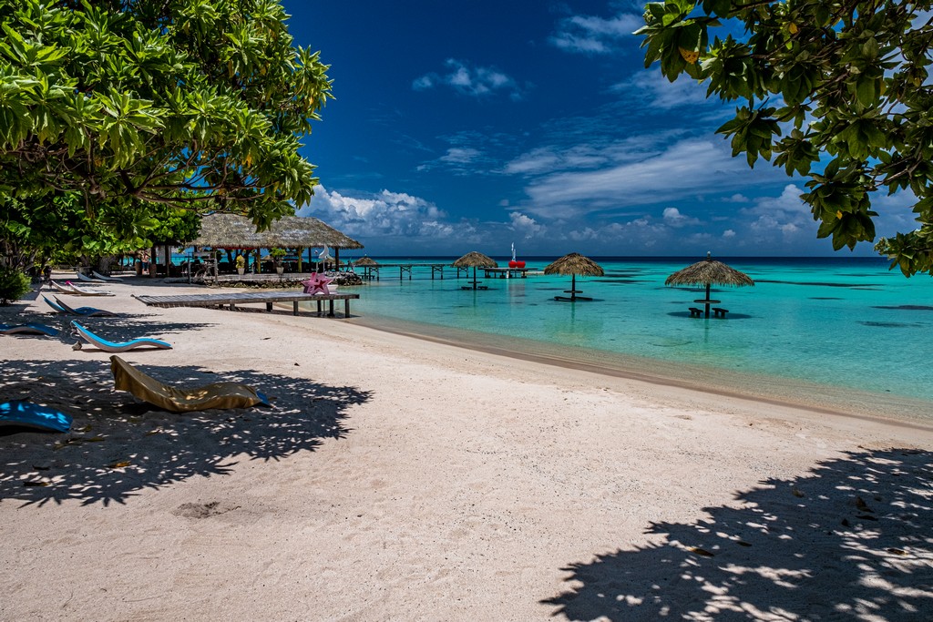 Dove dormire a Fakarava spiaggia con sdraio