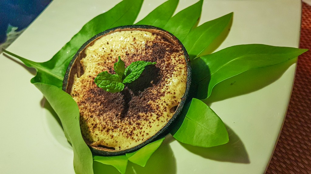 tiramisu in noce di cocco su foglia