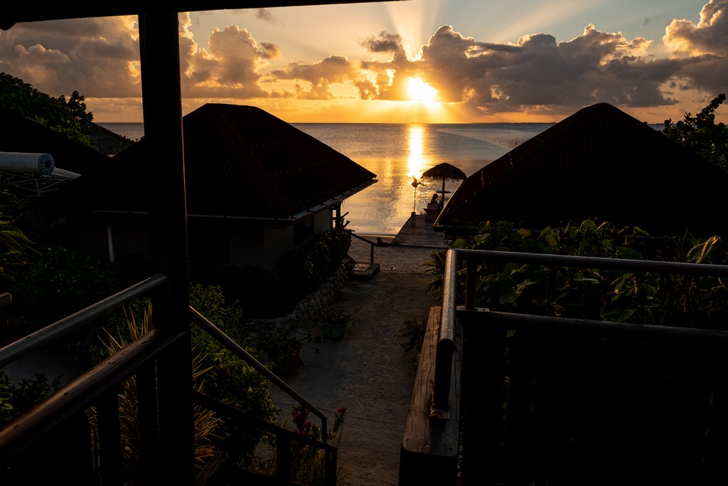 Dove dormire a Fakarava tramonto sul mare con nuvole e case