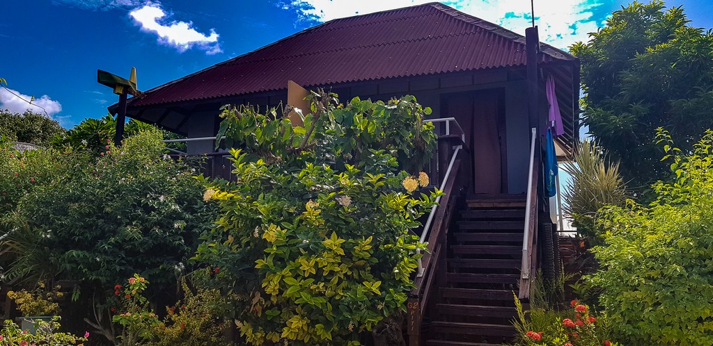 Dove dormire a Fakarava scalinata di accesso a bungalow