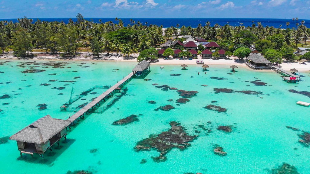 Dove dormire a Fakarava vista aerea del resort coi moli