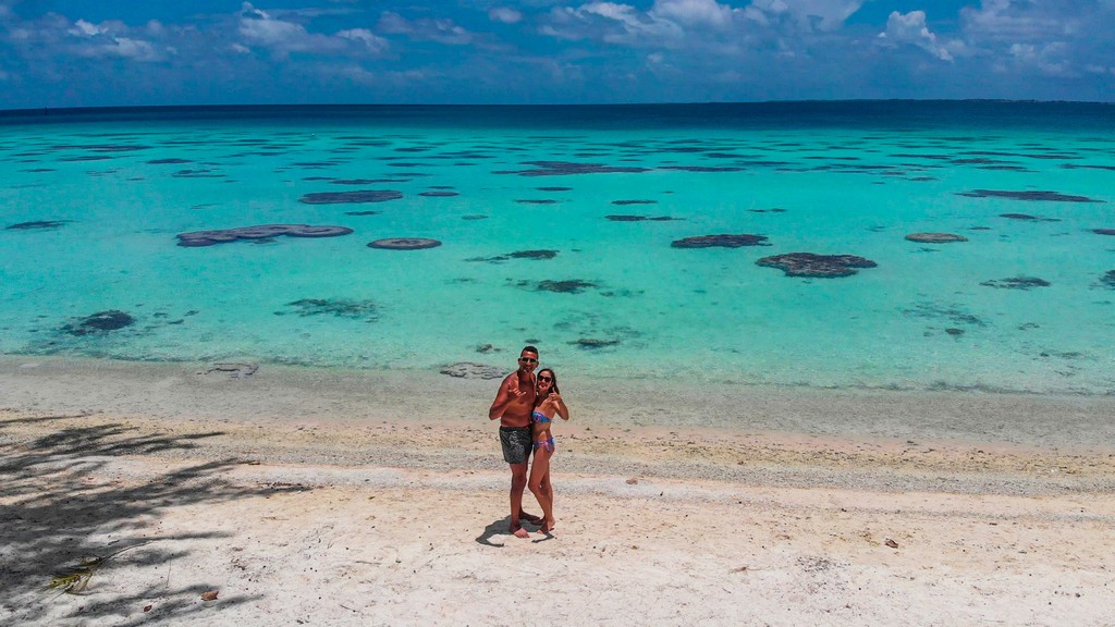 coppia in spiaggia vista dall'alto