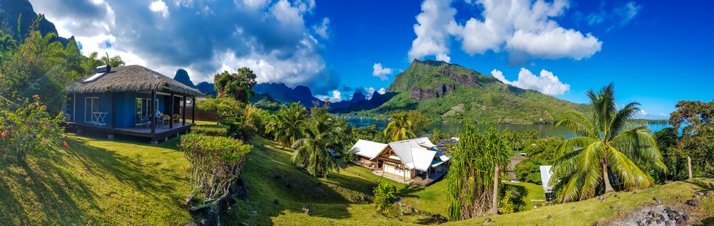 Polinesia Francese fai da te panoramica di un bungalow sulla collina con vista sulla montagna e mare