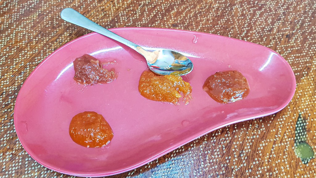 piatto con marmellate per assaggio