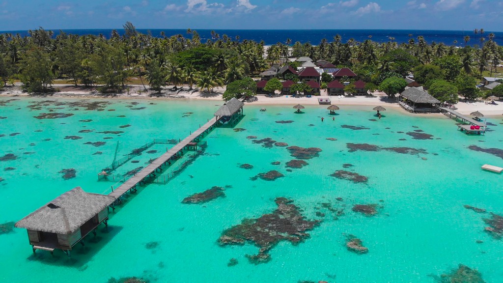 Polinesia Francese fai da te vista aerea di un complesso turistico con tetti rossi