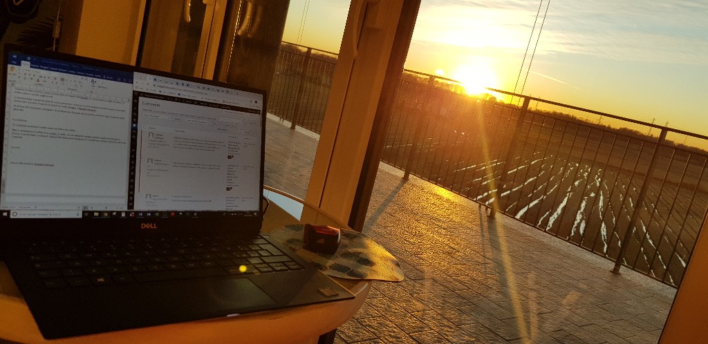 computer su tavolino al tramonto
