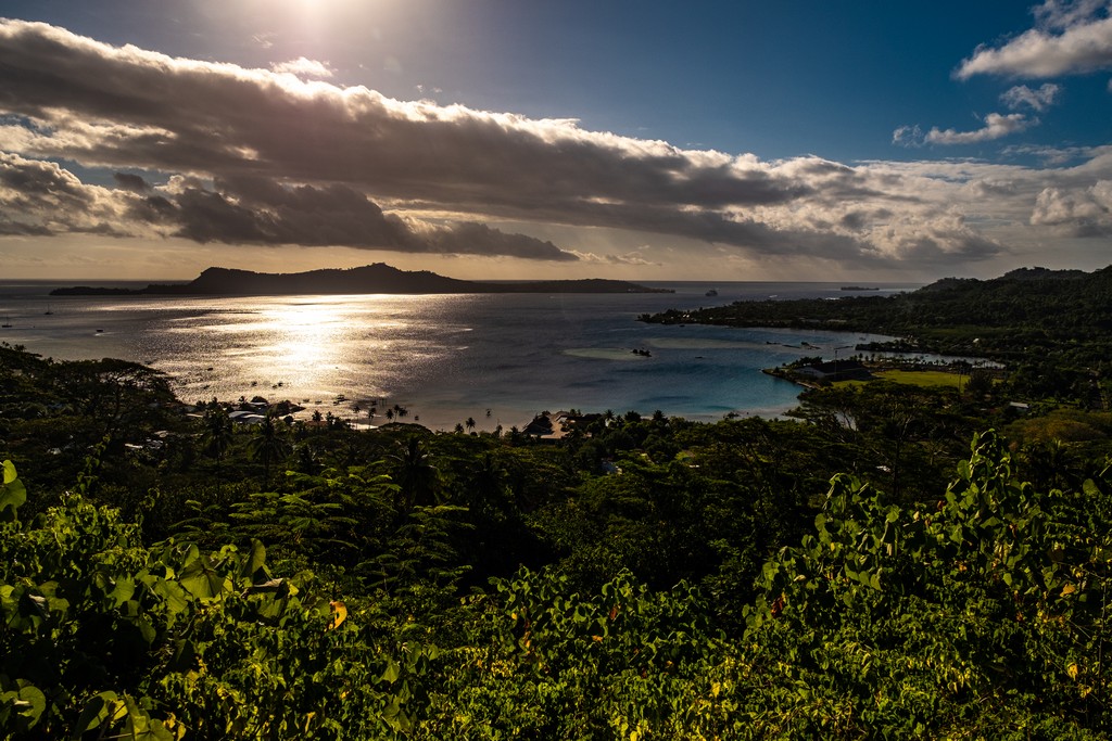 vista panoramica sulla costa al tramonto con nuvole