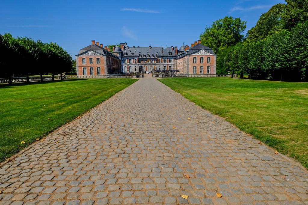 sentiero di accesso in pave verso il castello con alberi e prato ai lati