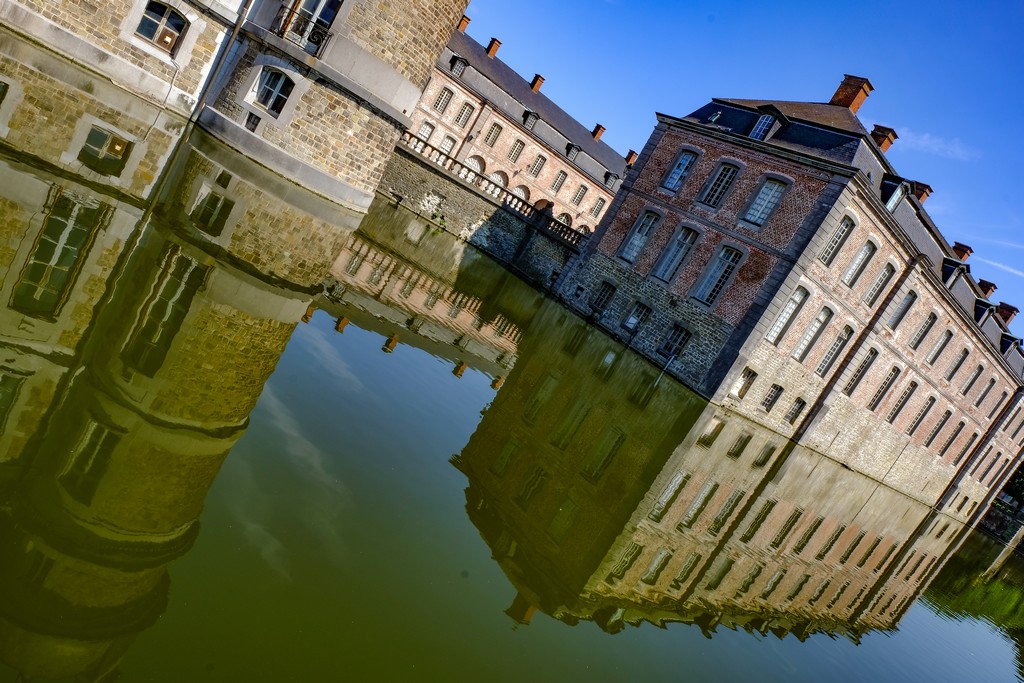 riflesso del castello delll'acqua del fossato