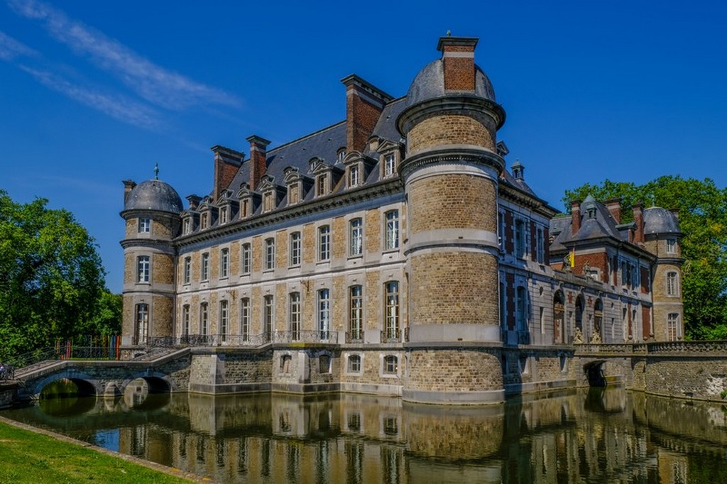 castello visto dal giardino con il riflesso nell'acqua