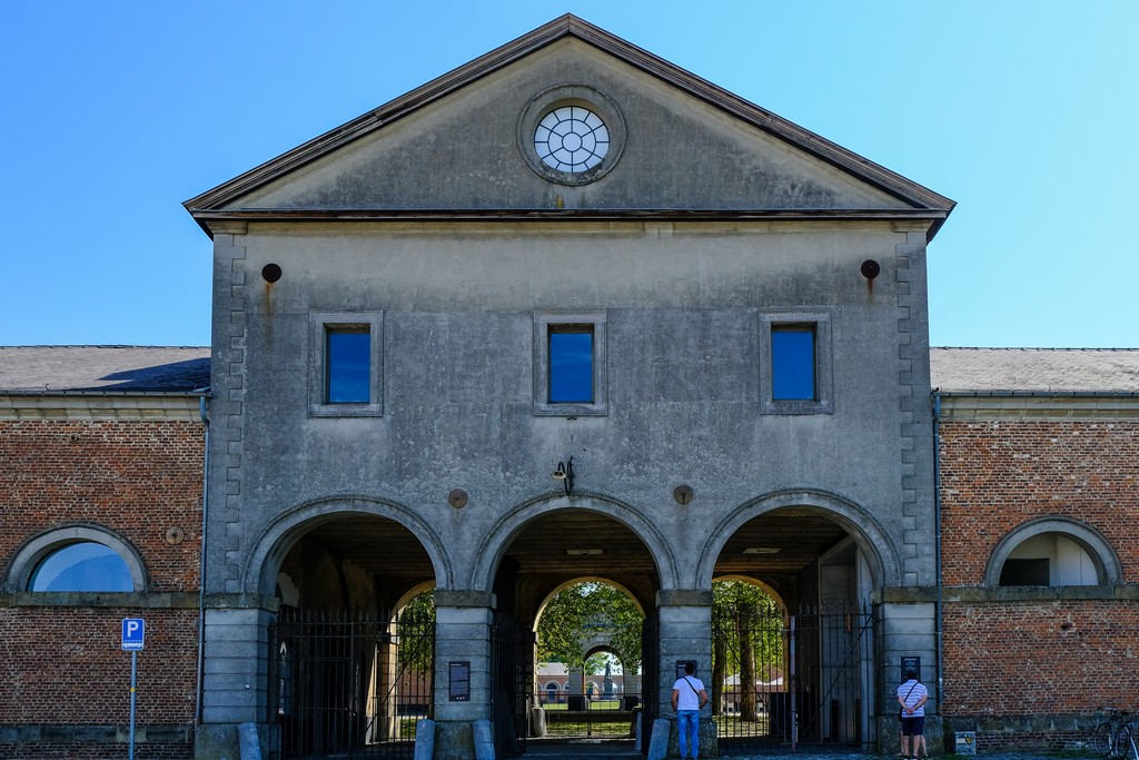 facciata neoclassica con triplo arco